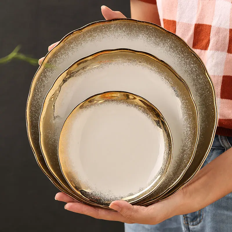 Assiette en céramique avec bords dorée - Maison Déco Lumière