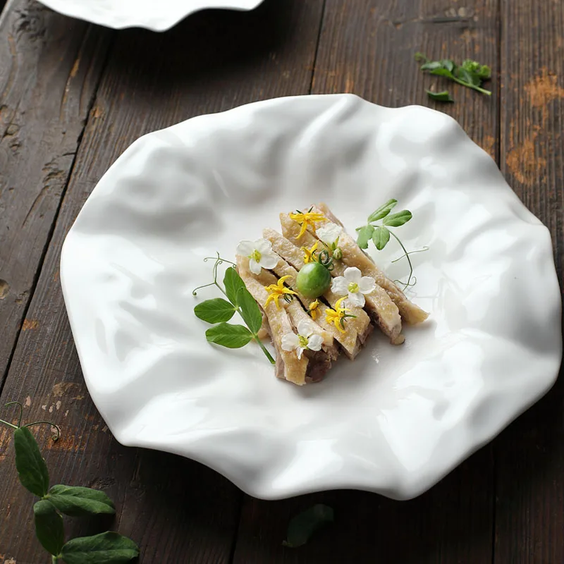 Assiette froisée en céramique blanche - Maison Déco Lumière