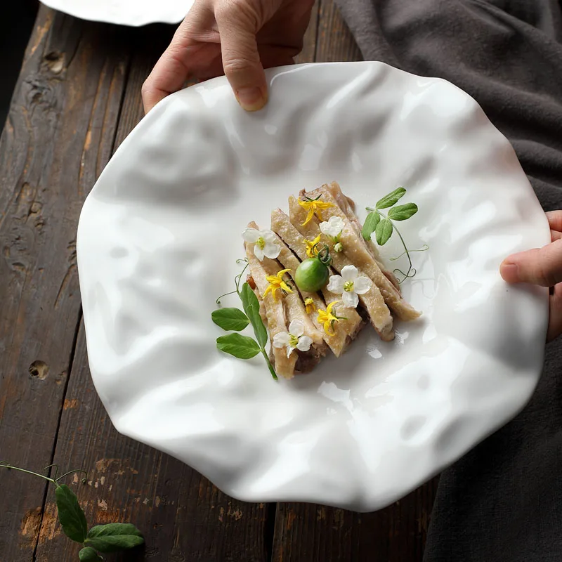 Assiette froisée en céramique blanche - Maison Déco Lumière