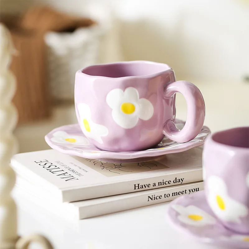 Tasse en céramique violette avec des fleurs blanches peinte à la main - Maison Déco Lumière