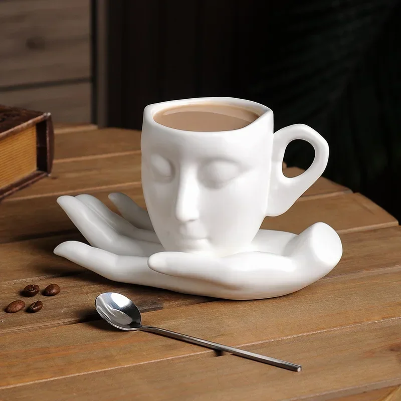 Tasse visage et soucoupe main en céramique - Maison Déco Lumière