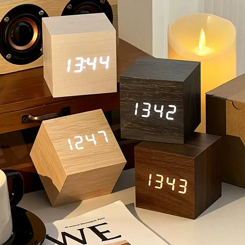 Réveil numérique cube de bois - Maison Déco Lumière