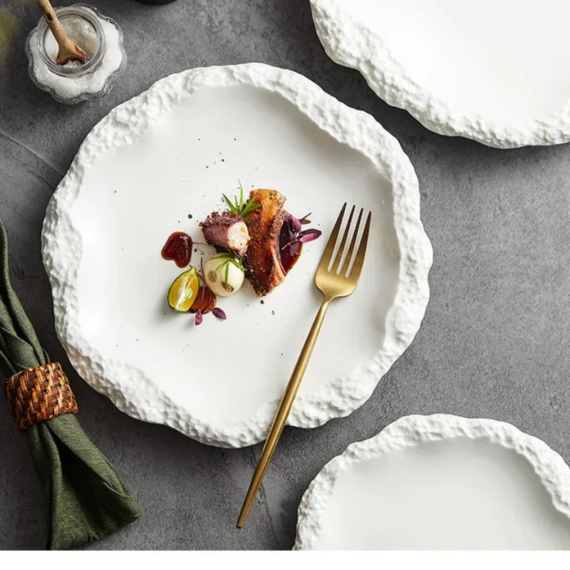 Assiette blanche en céramique avec bord texturé - Maison Déco Lumière