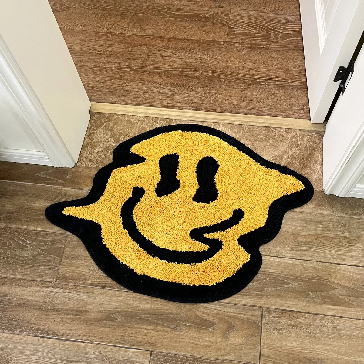 Tapis décoratif smiley jaune déformé - Maison Déco Lumière