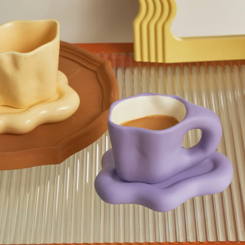 Tasse en céramique avec soucoupe aux courbes ondulées et formes irrégulières - Maison Déco Lumière