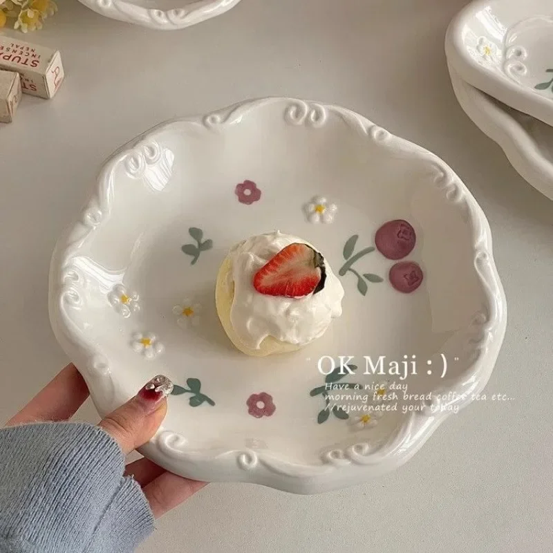 Assiette en céramique avec motifs floraux et bords ondulés - Maison Déco Lumière