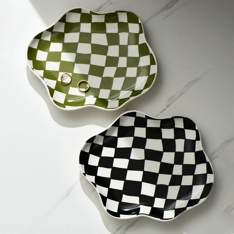 Assiette irrégulière en céramique à damier - Maison Déco Lumière