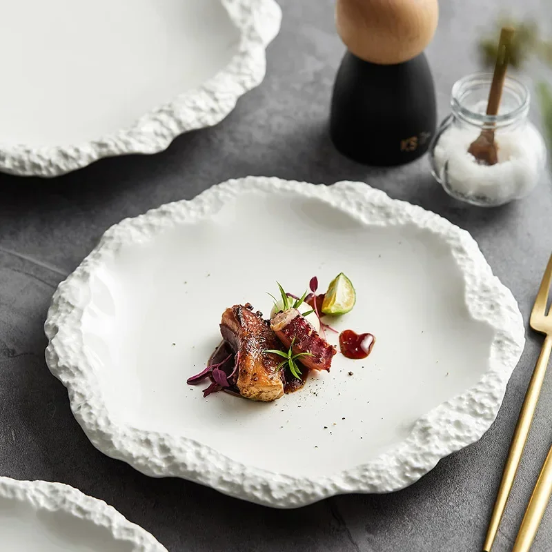 Assiette blanche en céramique avec bord texturé - Maison Déco Lumière