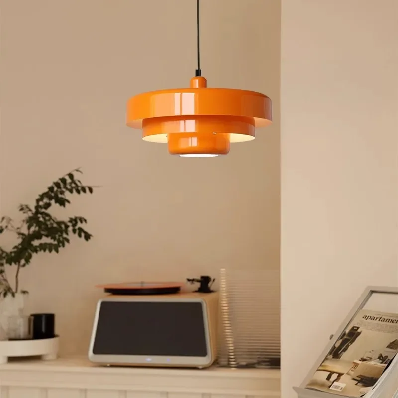 Suspension design rétro en métal coloré - Maison Déco Lumière
